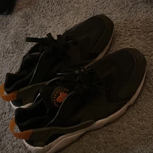 Nike skor - Finns tecken på använding köpta för 1000kr storlek 42