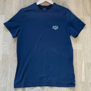 APC t shirt  - Säljer denna apc tröja i bra skick, hör av er vid frågor. Storlek S!