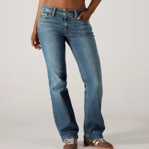 Levi's bootcut jeans - Klassiska Levi's bootcut jeans i mellanblå tvätt med bootcut-passform. Jeansen har fem fickor, normal midja. Säljer då dem inte kommer till använing. Nypris: 970 💕