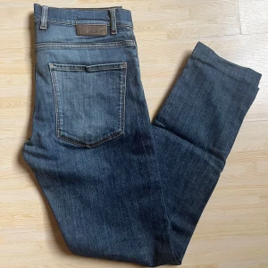 Jeans Oscar Jacobson - Säljer ett par blå jeans från Oscar Jacobson. Storlek 31/32 och bra skick på dem. Priset går att diskutera
