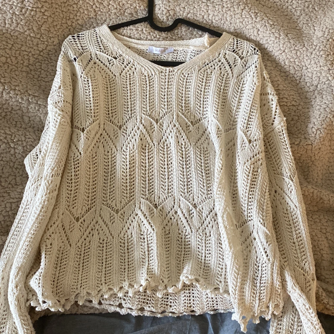 Beige stickad tröja med spetsdetaljer