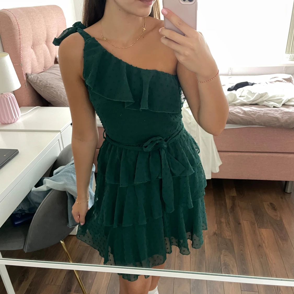 Grön omlottklänning med volanger