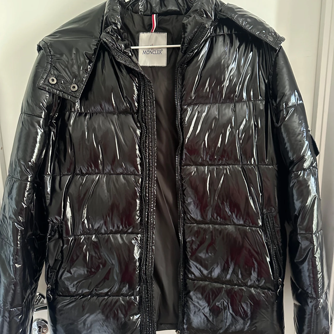 Svart glansig pufferjacka från Moncler