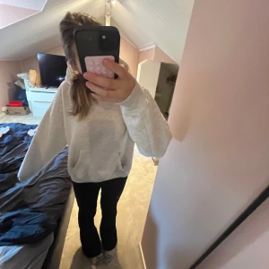 Ljusgrå hoodie från 157, storlek L - Säljer en ljusgrå hoodie från 157 i storlek L. Tröjan har en klassisk huva, magficka och långa ärmar med ribbade muddar. Perfekt för dig som gillar en lite loose och chill stil. Superenkel att matcha med allt i garderoben.