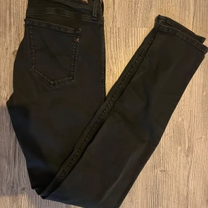 Svarta Replay jeans slim fit - Svarta jeans från Replay med klassisk femficksdesign och diskreta Replay-detaljer på fickorna. Jeansen har en slim passform och är tillverkade i stretchigt bomullsmaterial för extra komfort. Perfekta för dig som gillar en stilren och enkel look.