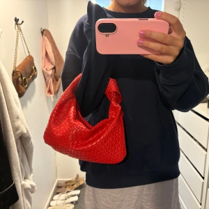 bottega veneta väska - en röd jätte fin bottega väska! den är i super bra skick och passar till allt🥰🥰vet inte om väskan är äkta och har inget bevis på det men tjejen jag köpte av sa att den va de men därav de låga priset❤️kan tänka mig att sänka mig priset vid snabbt köp!