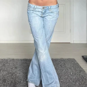 Ljusblå bootcut jeans från Cross - Säljer ett par jättesnygga lågmidjade jeans från Cross. Säljer dessa pågrund av hon har köpte dem av inte var tydlig me vilken storlek dem var så när jag fick dem var dem för stora Storleken är W30 L32 (första bilden är inte min) 