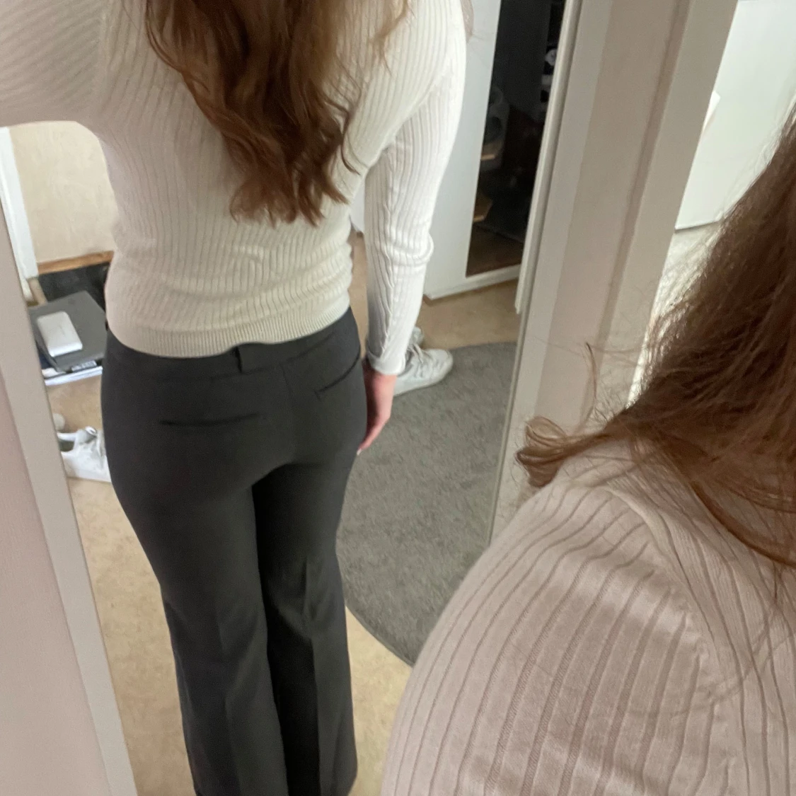 Grå kostymbyxor från Mango - 1