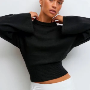 Svart croppad stickad tröja Gina Tricot - Svart croppad stickad tröja från Gina Tricot med bred ribbad midja och vida ärmar. Tröjan har rund halsringning och är perfekt för lager-på-lager. Enkel och stilren design som passar till allt.