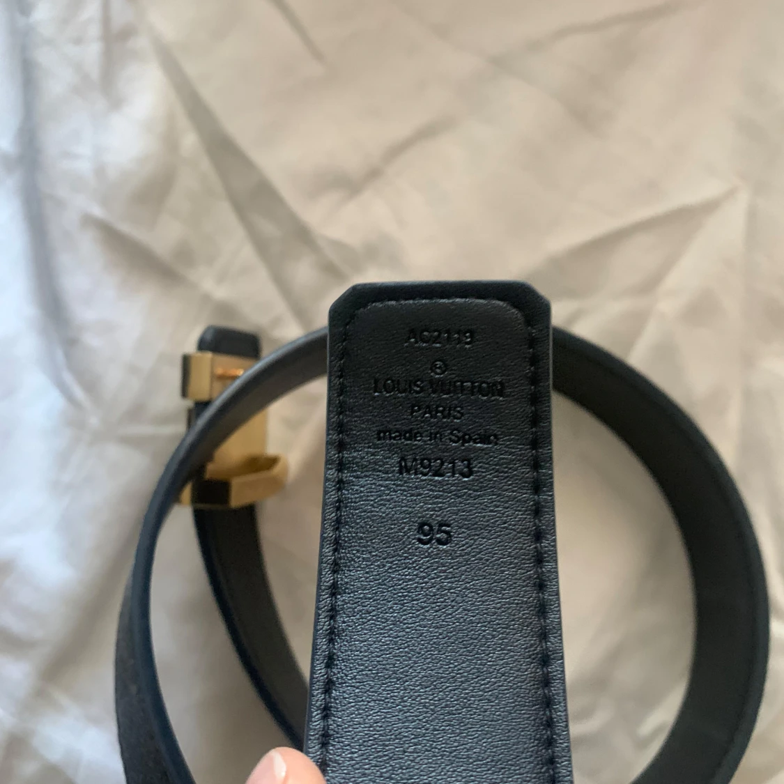 Louis Vuitton svart skinnbälte med guldspänne - 1