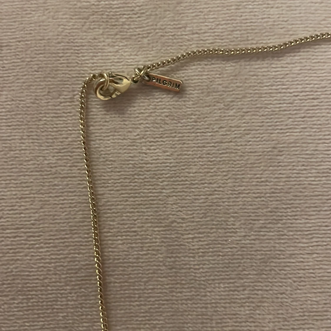 Guldigt halsband med bokstav A från Pilgrim - 1