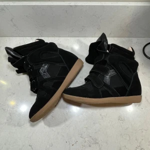 Isabel Marant skor i färgen svart - Hejhej, säljer nu mina isabell Marant skor som endast är använda ett fåtal gånger.( Som de ser på andra bilden) De är i nytt skick och är lite små i storleken. Skriv gärna för minsta fundering🫶🏻