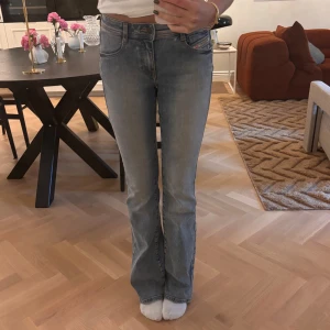 Diesel ljusblå bootcut jeans - Säljer ett par klassiska Diesel jeans i ljusblå tvätt. Jeansen har bootcut passform, normal midja och femficksdesign. Passar mig som är storlek 34/36 och är 174cm lång. 