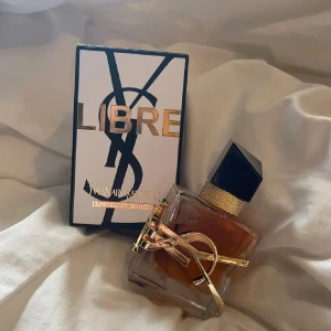 Yves Saint Laurent Libre Intense 30ml - Säljer min YSL intense då jag köpte fel doft, parfymen är aldrig använd och i väldigt bra skick. Jag har fortfarande kartongen kvar! 