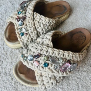 Inuikii tofflor - Alla stenar sitter kvar men de har användts en del🤍