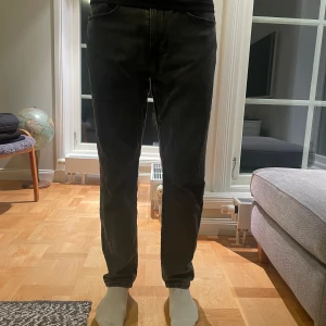 Levis jeans - Säljer nu mina lot 502 Levis jeans, har en defekt på knät. Nypris 1150. Storlek W34 L32