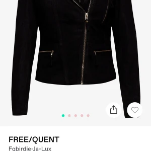 Svart mockajacka från FREE/QUENT - Snygg svart mockajacka från FREE/QUENT i storlek Large. Jackan har coola detaljer med sned dragkedja och två fickor med dragkedjor. Klassisk krage med nitar och långärmad modell. Perfekt för dig som gillar stilrena och trendiga plagg.