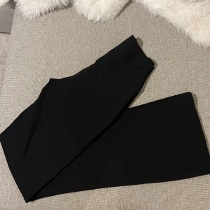 Svarta leggings från H&M Move XS - Svarta leggings från H&M Move i funktionsmaterial med DryMove-teknologi. Hög midja och tight passform och utsvängda nertill, perfekta för träning eller chill. Snygg minimalistisk look utan synliga detaljer eller mönster.