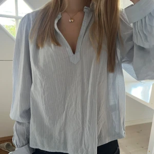 Ljusblå blus  - Jättesöt blå blus från hm men snörningar i ärmen. Bäst intill oanvänd så mycket bra skick. Storlek M🌼