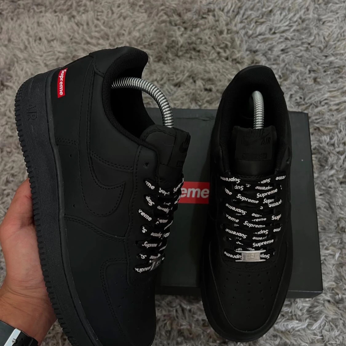 Supreme svarta sneakers