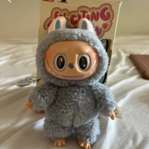 Labubu - En fake Labubu men ser ut som en äkta , den har QR kod men den är fortfarande fake 