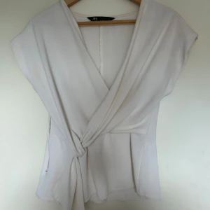 Vit blus från Zara💕 - säljer denna skit snygga blusen från zara då den tyvärr inte kommer till användning. den är använd ett fåtal gånger och har inga defekter💗
