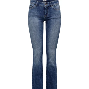 Blå bootcut jeans från Only - Snygga blå bootcut jeans från Only med klassisk femficksdesign och normalhög midja. Jeansen har en lätt tvättad look och är tillverkade i stretchig denim för en bekväm passform. Perfekta för dig som gillar en tidlös och trendig stil.