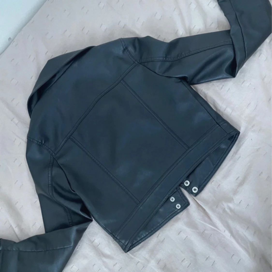 Svart croppad skinnjacka med dragkedjor - 4