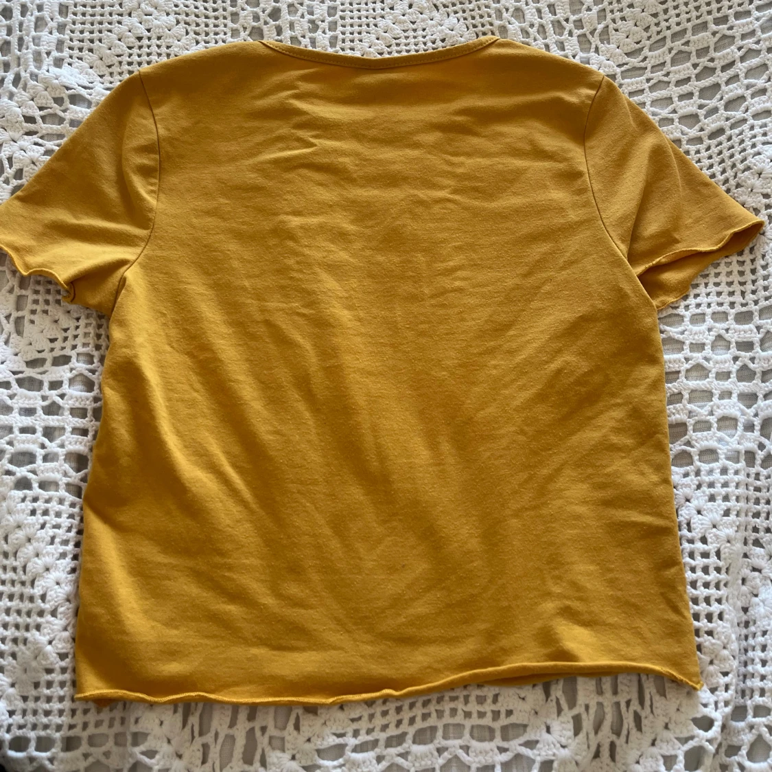 Gul croppad t-shirt - 2