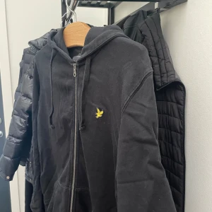 Svart hoodie från Lyle & Scott - Hej säljer en Lyle & Scott zip hoodie knappt använd köptes för 1000 Inga hål eller märken. Storlek M skriv om ni vill ha fler bilder eller frågor!