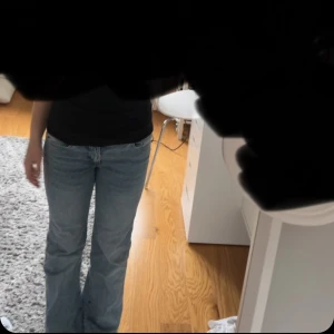 Blå bootcut jeans från 157 - Snygga ljusblå 90’s boot jeans från lager 157 och  ficklock bak. Jeansen har normal passform. 