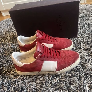 Valentino Flycrew - Säljer ett par feta Valentino flycrews som är i ett okej skick. Det är 4 nitar borta (1 på höger sko och 3 på vänster. Storleken är 43. På köpet får du med box och dustbag. Priset kan diskuteras! 