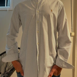 Skjorta från Polo Ralph Lauren - Skjorta från Ralph lauren 🐎 | Storlek M | Killen på bilden är 177cm ~ 65kg. | Fraktar med Instabox 📦 | Skriv vid frågor // VTCLOSET 