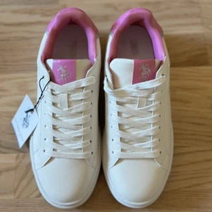 U.S Polo Assn. Yvonne strl 40 - Ordinarie pris;1216kr, Sneakers från polo helt oanvända 