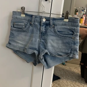 2000’s tal lågmidjade jeansshorts💞 - Snygga ljusblå jeansshorts från märket ”topshop moto” som jag inte tror säljer kläder längre. med klassisk femficksdesign och uppvikta benslut. Egensätta diamanter på fickorna. Perfekta för sommardagar och lätta att matcha med allt!