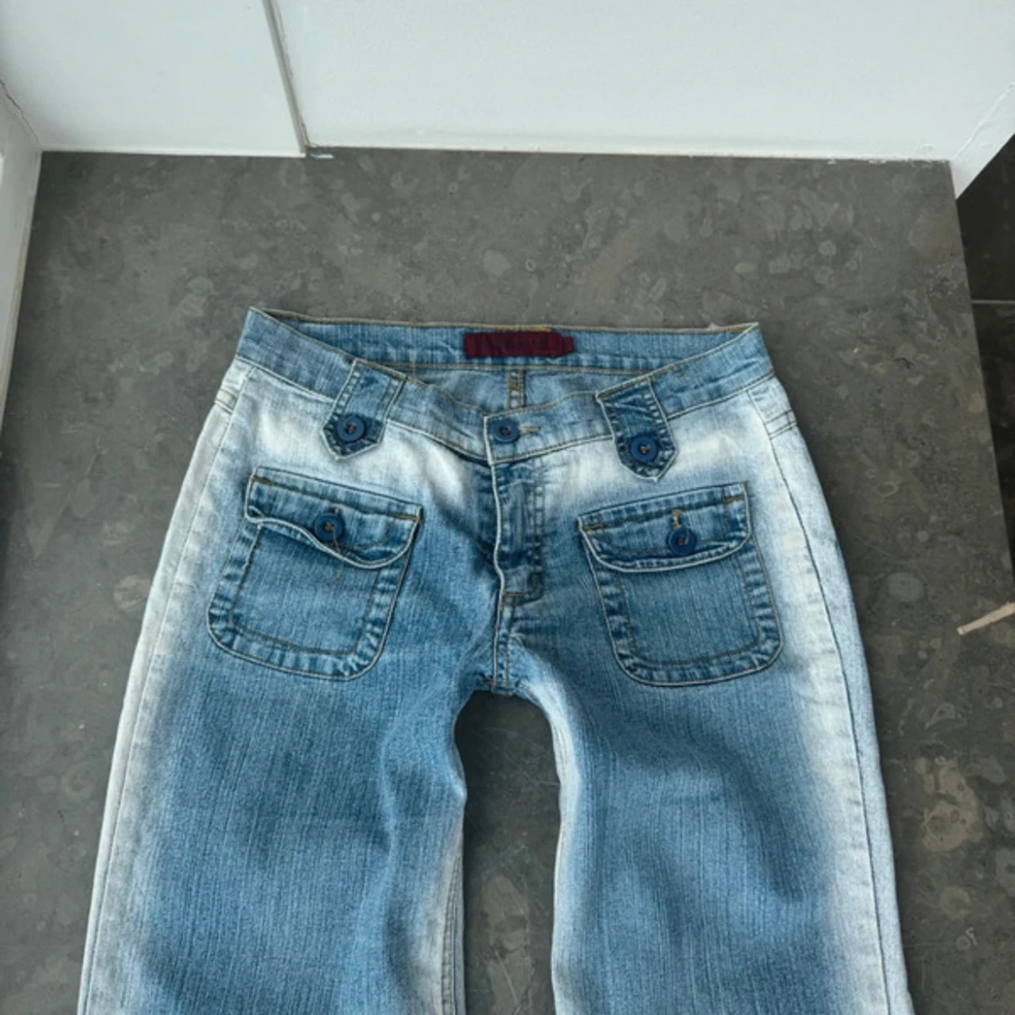 Blå bootcut jeans med fickdetaljer - 1