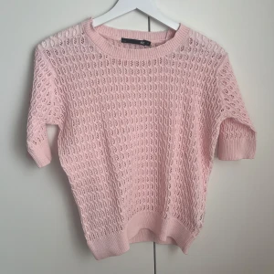 Ljusrosa stickad tröja från 157 - Sparsamt använd utan defekter 