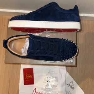 Christian Louboutin skor - Säljer ett par feta Louboutin skor i storlek 41. Väldigt eftertraktade skor. 🌟 Allt originellt följer med (dustbag,kvitto, låda, etc.)  Tveka inte kontakta vid  funderingar och intresse. ✅ Fraktar inom 24 timmar!📦 
