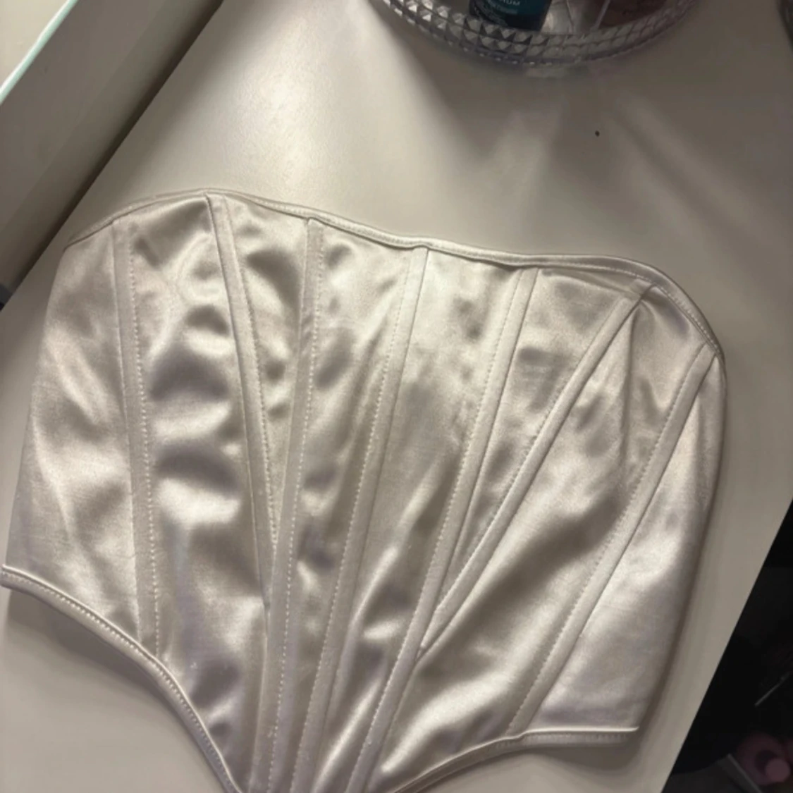 Vit satinliknande tröja 