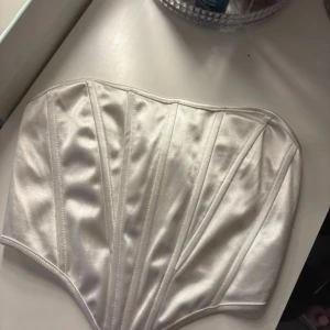 Vit satinliknande tröja  - Supersnygg topp💝