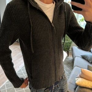 Stickad zip hoodie  - Stickad stilren hoodie, hoodien är nopprig annars är skicket bra🙌Skriv vid minsta fundering! 
