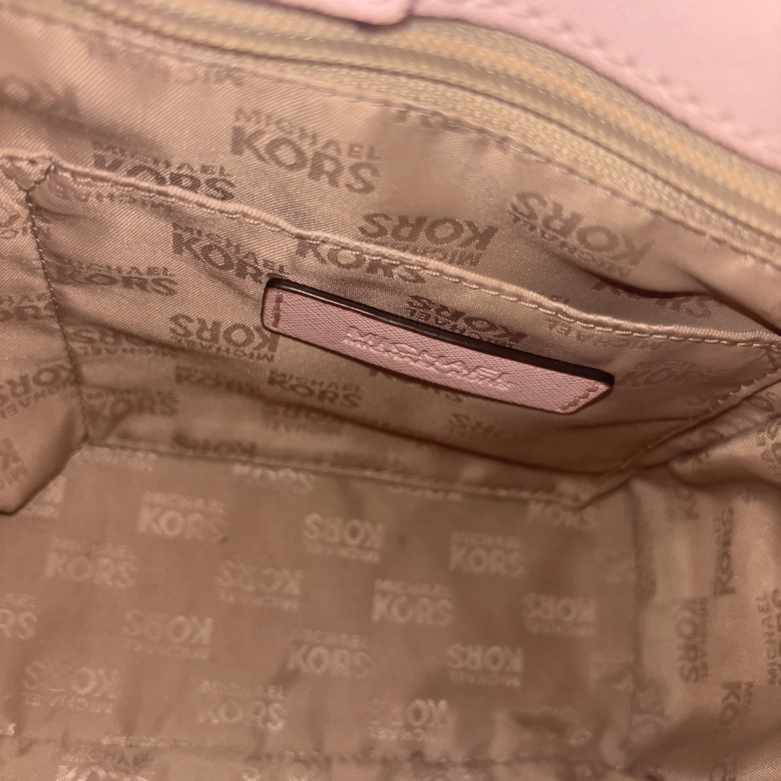 Ljusrosa handväska från Michael Kors - 2