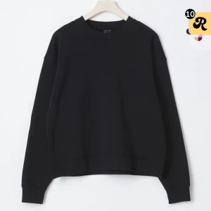 Svart sweatshirt från Gina - Säljer nu min jättefina svarta sweatshirt från Gina Tricot, den är i storlek M men sitter som en S!!! Jag har S i vanligt storlek och denna är inte stor i storleken så den är verkligen i passform S! Fint skick!🩷🙏🏼