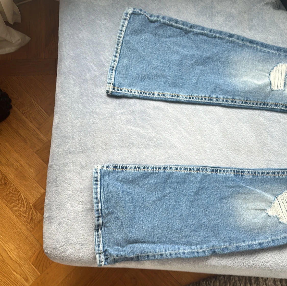 Blå bootcut jeans med slitningar - 1