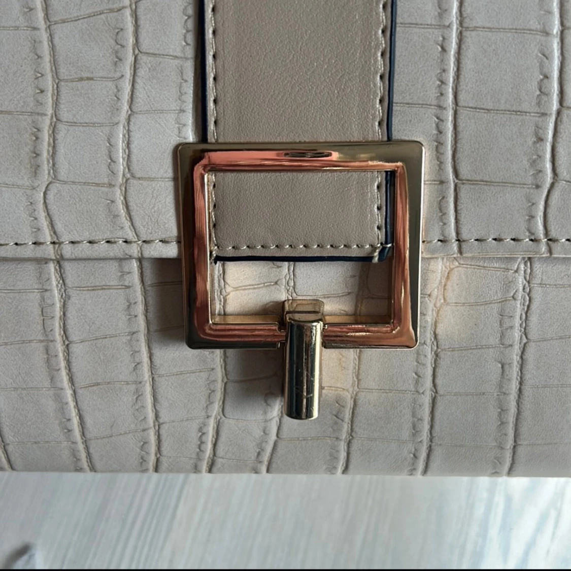 Beige axelväska med kedja och spänne - 2