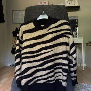 Zebramönstrad stickad tröja  - Säljer en stickad tröja från Jacqueline de Yong i storlek S men kan passa som en lite oversized Xs. Tröjan har ett snyggt zebramönster i svart och beige, rund halsringning och långa ärmar. Perfekt hösttröja!! Den är lite nopprig men inget man tänker på!! Kontakta mig om du har några funderingar!!❤️