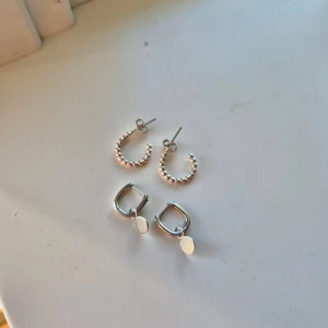 Två par silvriga örhängen i sterling silver - Säljer två par silvriga örhängen i sterlig silver💕