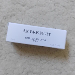 Dior Ambre Nuit parfymprov 2 ml - Ambre Nuit från Christian Dior i en smidig 2 ml provflaska. Parfymen kommer i en genomskinlig glasflaska med svart spraykork och vit kartongförpackning. Perfekt att ha med i väskan för en lyxig doftupplevelse när som helst. Testad 1 gång.