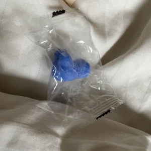 Gummi djur blå groda - Supersöt litet gummi djur i form av en blå groda med svarta ögon. 💙 Perfekt att leka med när man e uttråkad ! Kompakt storlek som får plats i handen och lätt att ta med i fickan.  (MÅSTE HÄMTAS !) Och man får den i plastförpackningen. Helt oöppnad, men plasten har lite fläckar inuti 🤍