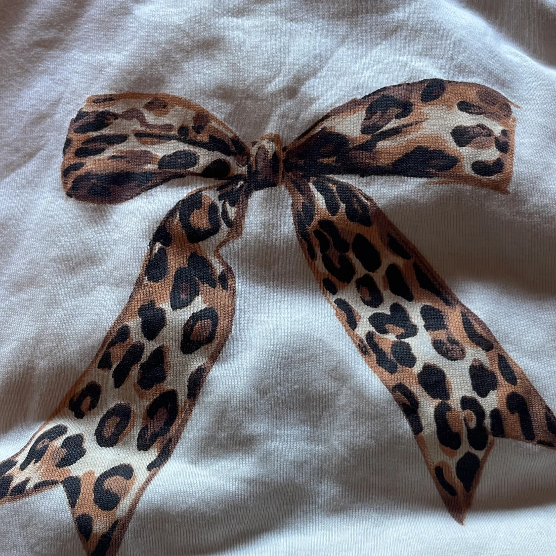 Vit t-shirt med leopardrosett Stradivarius - 4